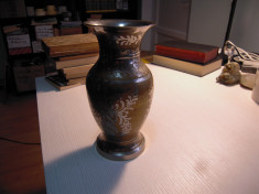 Vaza din metal provenienta Kuweit anii &amp;#039;80, cu diametrul 11cm si inaltimea 21 cm foto