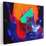 Tablou femeie cu cocktail si machiaj fluorescent Tablou canvas pe panza CU RAMA 60x80 cm