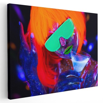 Tablou femeie cu cocktail si machiaj fluorescent Tablou canvas pe panza CU RAMA 60x80 cm foto