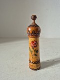 # Suvenir vintage esență de trandafir Bulgaria, flacon lemn sculptat și pictat, 9 cm