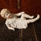 Cumpara ieftin STATUETA DIN PORTELAN BISQUE- PIANO BABY- ATELIER GERMAN ANII 20