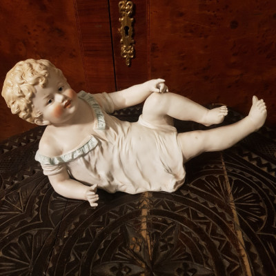 STATUETA DIN PORTELAN BISQUE- PIANO BABY- ATELIER GERMAN ANII 20 foto