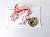 Martisor vechi romanesc anii 80, plastic, cu litera M, pe cartonasul original