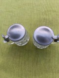 2 halbe vintage, mici din sticla cu capac metalic