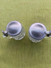 2 halbe vintage, mici din sticla cu capac metalic