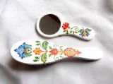Set Perie Păr și Oglindă Handmade, Motiv Floral Tradițional Rom&acirc;nesc, Pictat Manual, Cadou Femei