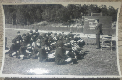 Elevi militari la ora, in aer liber// foto tip CP, perioada interbelica foto