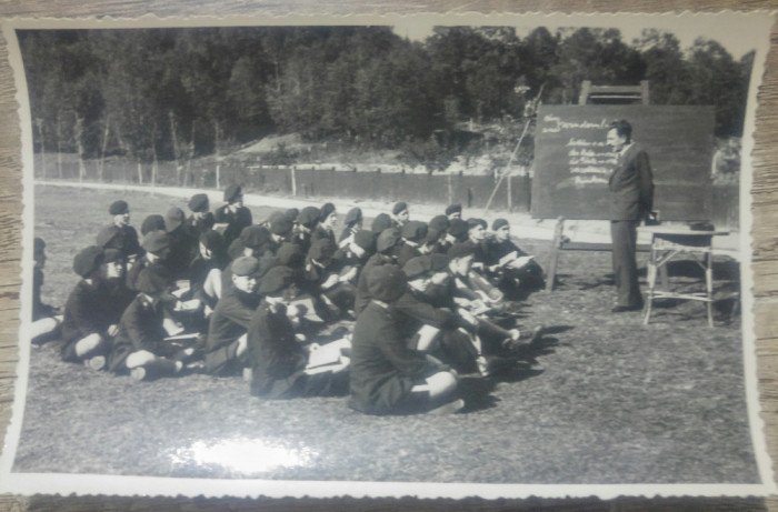 Elevi militari la ora, in aer liber// foto tip CP, perioada interbelica