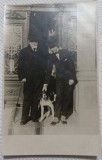 Fotografie tip Carte postala, Barbat impreuna cu un adolescent si un caine, perioada interbelica