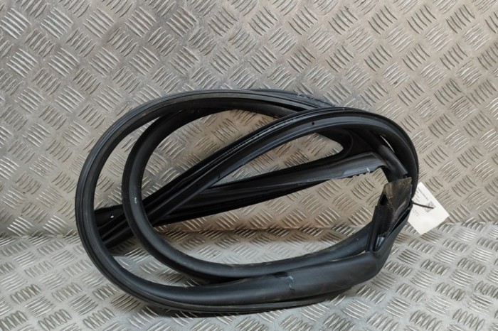 Garnitura ușă st&acirc;nga față MASERATI GHIBLI M157 2022 OEM: 670030423 | 25719187