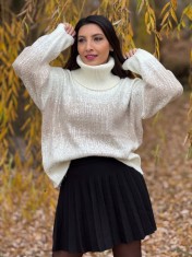 Bluza dama crem tricotata cu gat inalt si paiete