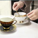 Cumpara ieftin Set 2 Cesti 180 ml si Farfurii din Portelan, lingurite metalice, GOLDEN, Alb si Negru