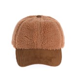 Sapca din material pufos cu cozoroc reiat