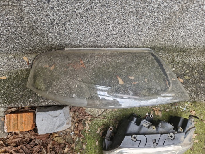 Sticlă far st&acirc;nga VW Passat 3B