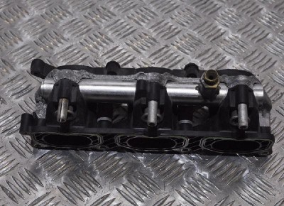 Rampa de combustibil dreapta AUDI Q5 8R 2008 OEM: 06E13311006E130090F 1375372 foto