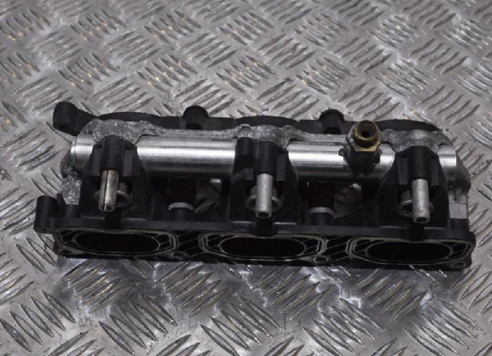 Rampa de combustibil dreapta AUDI Q5 8R 2008 OEM: 06E13311006E130090F 1375372
