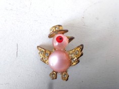 Brosa vintage, veche, pasarica roz cu palarie, metal galben si pietre/margea, 3.5cm, Mid-Century, anii 60-70