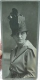 Fotografie pe carton, femeie cu palarie, inceput de secol XX