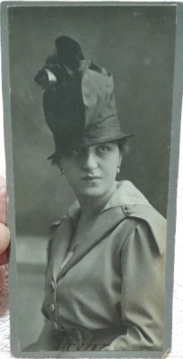 Fotografie pe carton, femeie cu palarie, inceput de secol XX foto