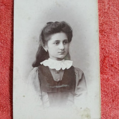 Fotografie tip CDV, fetita cu parul lung, inceput de secol XX