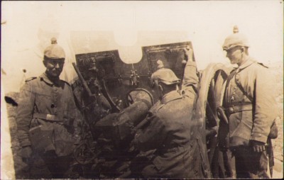 P1749N Artileriști germani cu tun de c&amp;acirc;mp M1896 calibru 77 mm, cca Primul Război Mondial foto