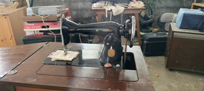 Maschina de cusut Vintage Singer Wittenberger ani 1950 functionala