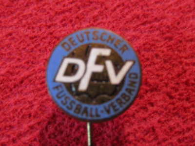 Insigna (veche) metalica - Federatia de Fotbal din Germania Democrata (DDR) foto