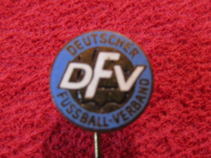 Insigna (veche) metalica - Federatia de Fotbal din Germania Democrata (DDR)