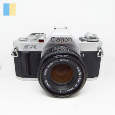 Canon AV-1 cu obiectiv Canon Lens FD 50mm f/1.8 foto