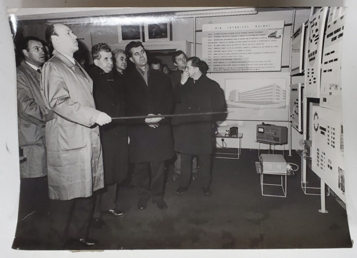 NICOLAE CEAUSESCU IN VIZITA LA O UZINA DIN TIMISOARA , FOTOGRAFIE DE PRESA , ANII &#039; 70