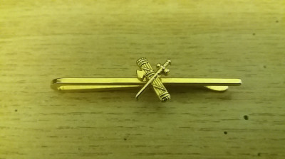 QW8 21 - Ac cravata - tematica militara - arme vechi incrucisate foto