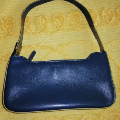 Poseta geanta de mana de umar mica femei Guess albastru inchis 25x13.5 cm