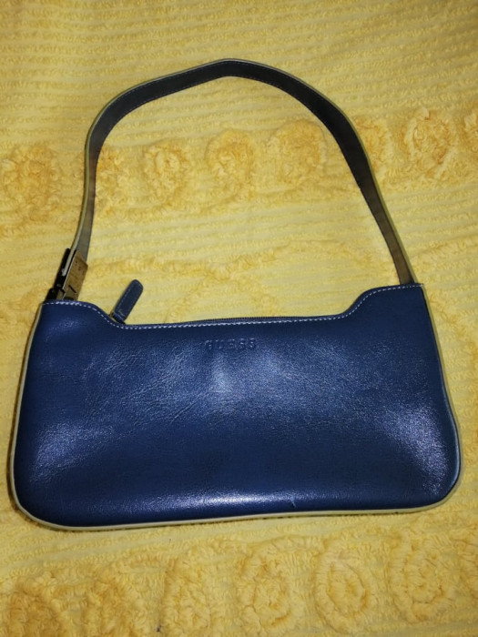 Poseta geanta de mana de umar mica femei Guess albastru inchis 25x13.5 cm