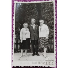 Fotografie, Barbat cu doua femei la baile Buzias, 1968