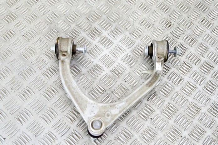 Braț superior dreapta față JAGUAR F-PACE X761 2022 OEM: HK83-3084 15519063