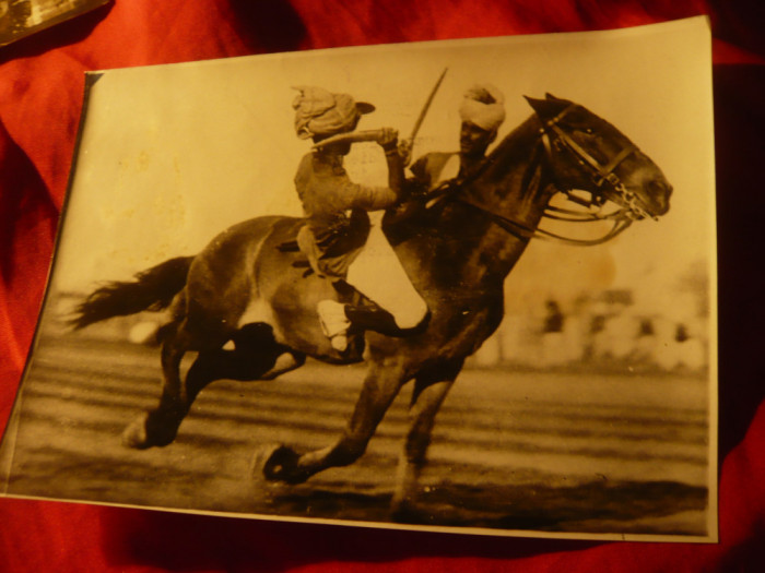 Fotografie de Presa 1934 - Duel pe spatele cailor -Exercitiile Armatei Britanice