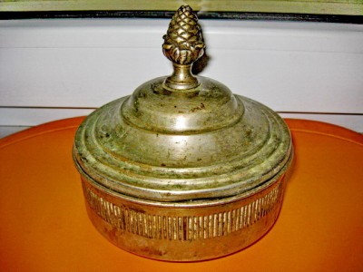 6572-I-Bombniera veche alama argintata uzata in patina. Inaltime 15, diam. 15 cm foto
