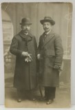 DOI DOMNI CU PALTOANE SI PALARII , FOTOGRAFIE IN STUDIO , FORMAT CARTE POSTALA , INCEPUT DE SECOL XX