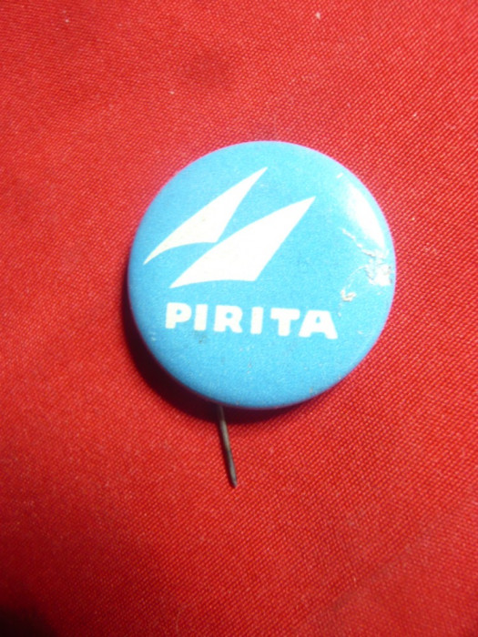 Insigna turistica a statiunii Pirita - Talin Estonia ,d=2,2cm ,metal si email