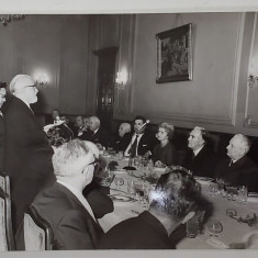 STEFAN VOITEC TINAND O CUVANTARE INAINTEA UNUI DINEU OFICIAL , FOTOGRAFIE , ANII '70