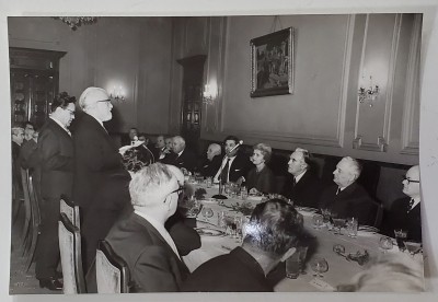 STEFAN VOITEC TINAND O CUVANTARE INAINTEA UNUI DINEU OFICIAL , FOTOGRAFIE , ANII &amp;#039;70 foto