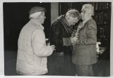 ACTORII MARIAN HUDAC , CONSTANTIN CODRESCU si REGIZORUL AUREL MIHELES , IN TIMPUL FILMARII LA ' ENIGMELE SE EXPLICA IN ZORI ' , FOTOGRAFIE , 1987