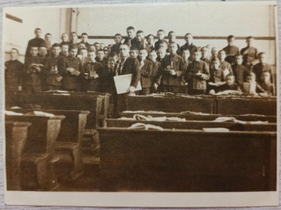Grup de elevi de liceu in clasa, perioada interbelica// fotografie foto