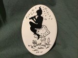arta / decor / design - Placa de faianta ovala pentru perete spiridus elf ce canta la fluier pe o ciuperca !