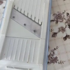 Razatoare multifunctionala, manuala, pentru fructe si legume