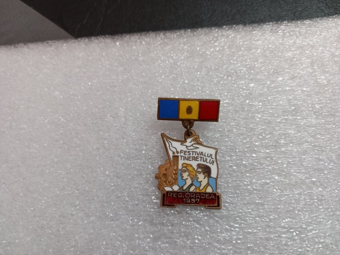 Insigna Festivalul Tineretului Regiunea Oradea 1957