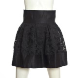 Fusta neagra cu croi in clos si detalii din broderie