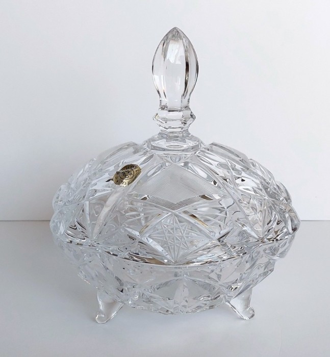 Bol cu 3 picioare si capac din cristal original de Bohemia, tehnica impecabila