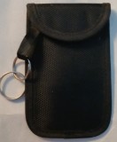 GE - Husa neagra, tip breloc, pentru telefon mobil / material panzat / cu clapeta, inchidere cu "arici" / 8 cm x 12,50 cm 30 g / fara marcaje Stare!