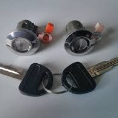 Set yale inchidere Suzuki Vitara 5-Usi, 1996-12.2003, cu chei, cu 2 butuci blocare usa, usa fata, stanga/dreapta, 82201-60860 + 82201-608650; 82201-6